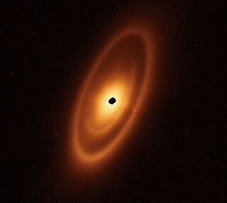 Webb inspects dusty debris disc around Fomalhaut